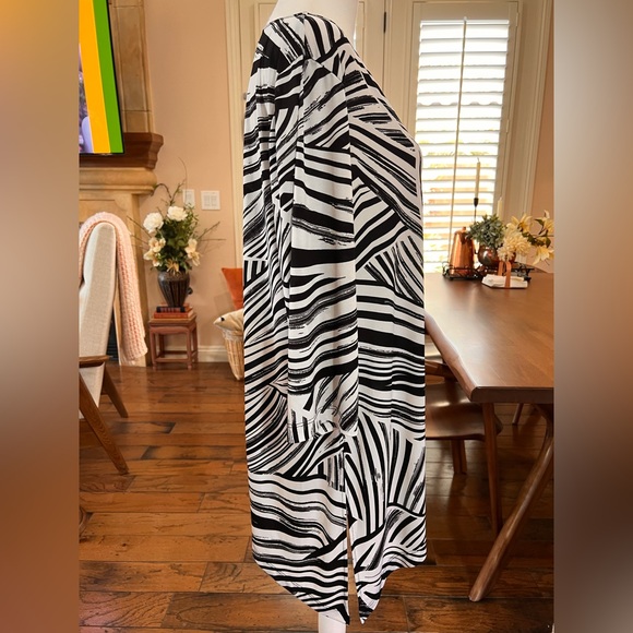 Abstract Print Asymmetrical Hem Tunic Top Artsy Flowy Made in USA Sz XL Chico’s - Picture 7 of 9